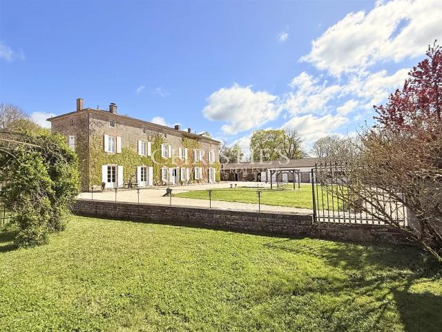 Propriété de caractère avec piscine, dépendances et terrain. 350m² Aigre