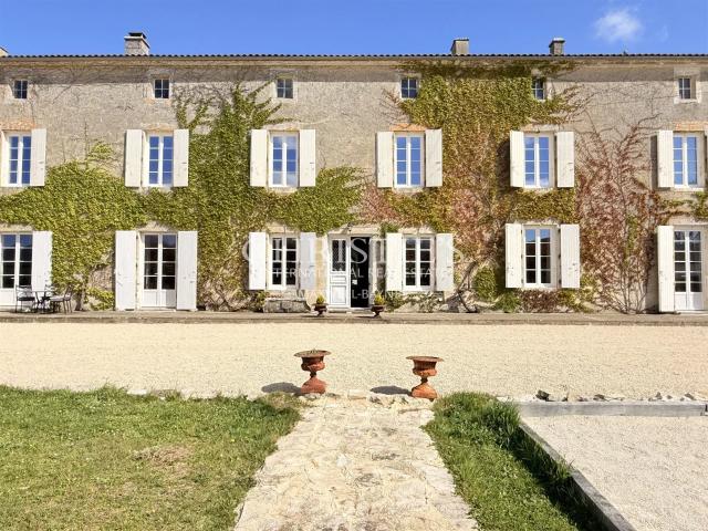 Propriété de caractère avec piscine, dépendances et terrain. 350m² Aigre