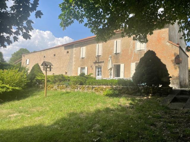 PROPRIETE DE CARACTERE AVEC PISCINE ET 2.5 HECTARES DE TERRAIN