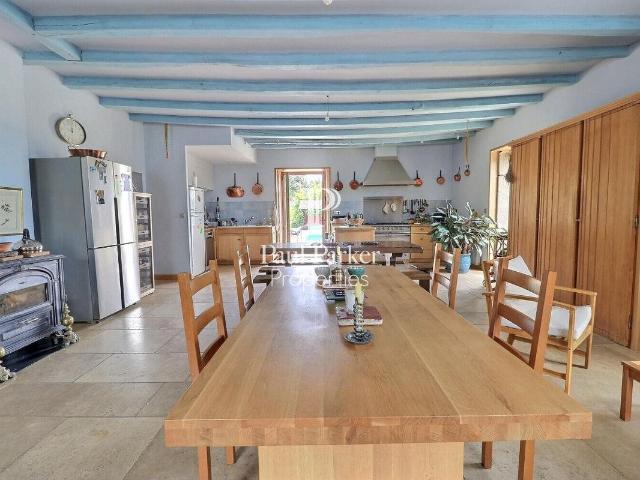 Propriété de caractère avec piscine sur 3 hectares 470m² Sivignon