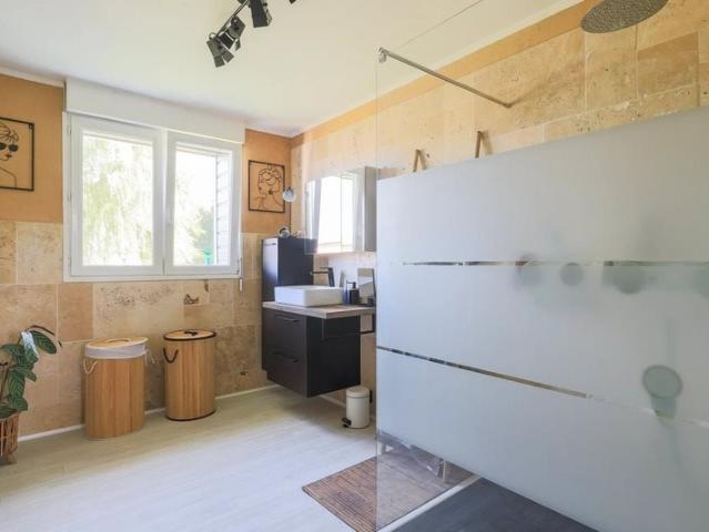 Propriété de caractère avec plus d'un hectare de terrain 168m² Saint Maulvis