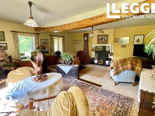 Propriété de caractère avec une vaste grange en pierre, écurie et terrain dans un hameau breton bucolique