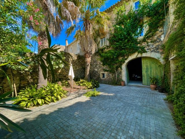 Propriete De Caractere Cadre Unique Avec Superbes Jardins 368m² Nizas