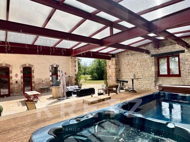 Propriété de caractère dans le parc d’un château 303m² La Guerche sur l'Aubois