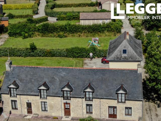 Propriété de caractère, divisée en 3 habitations, 5 chambres, 3 salles de bains, piscine, sauna, 2 garages