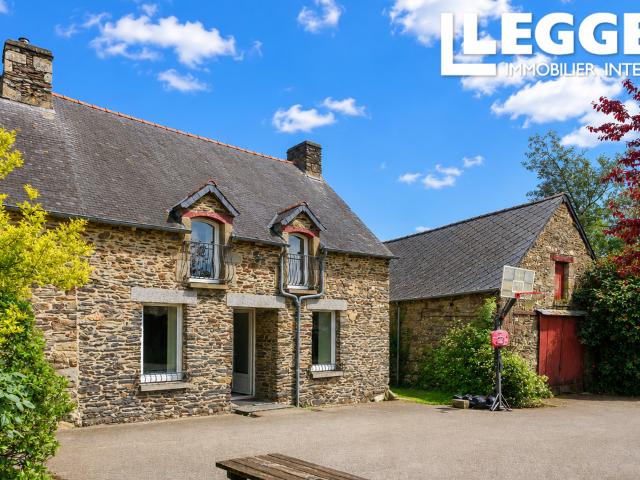 Propriété de caractère à 20 min de Saint Brieuc – Deux maisons, 7 chambres, grange et jardins