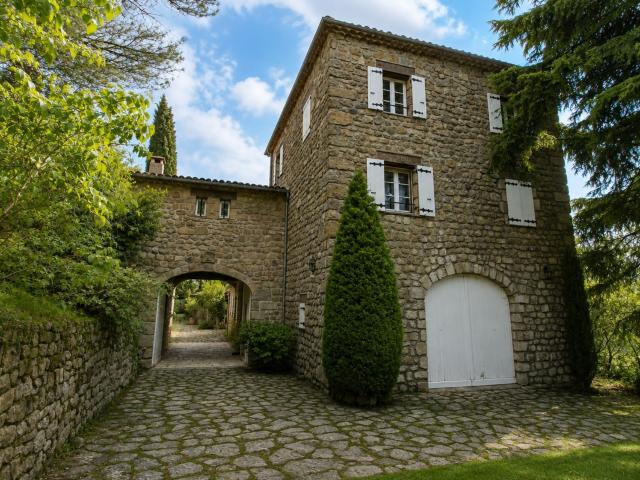 Propriété de caractère en pierre – 556 m² – Saint Étienne de Serre