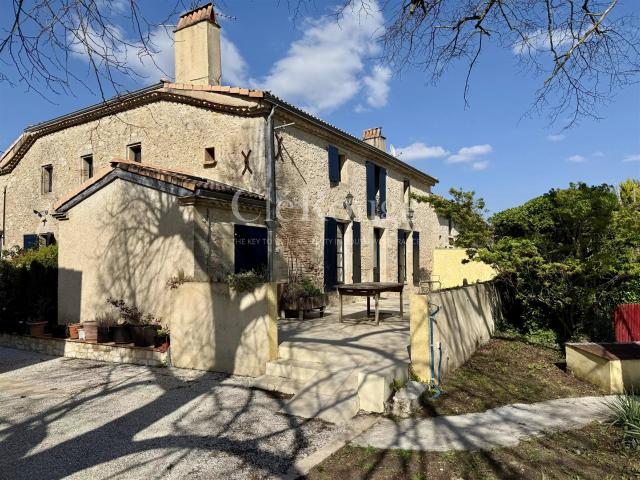 Propriété de caractère en pierre avec maison principale et 3. 660m² Marmande