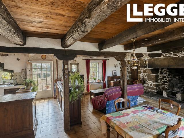 Propriété de caractère en pierre avec deuxième maison, dépendances et près de 4 000 m² de terrain