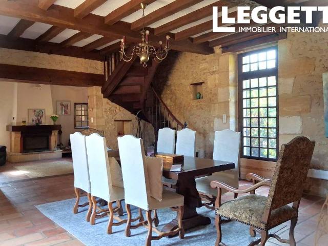 Propriété de caractère en pierre avec gîte, studio, granges, piscine et un hectare de terrain, entre Bergerac