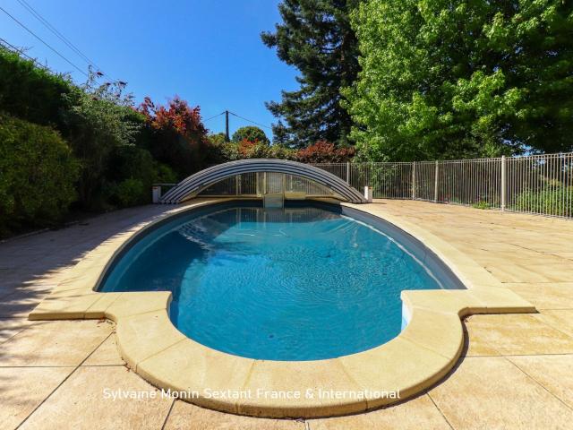 Propriété de caractère en pierre avec piscine et grange, alliant charme de l'ancien et confort contemporain