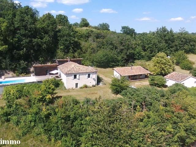 Propriété de caractère en pierre avec vue dominante, piscine. 269m² Saint Amans de Pellagal