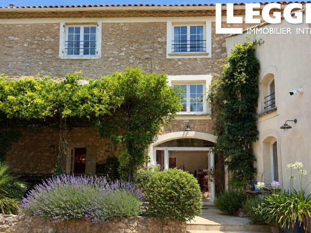 Propriété de caractère entièrement rénové avec 10 chambres, piscine et vues panoramiques