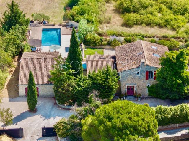Propriété de caractère: piscine, jolies vues, village à pie. 410m² Lagnes
