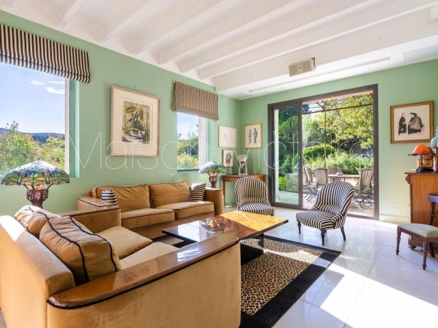 Propriété de caractère: piscine, jolies vues, village à pie. 410m² Lagnes