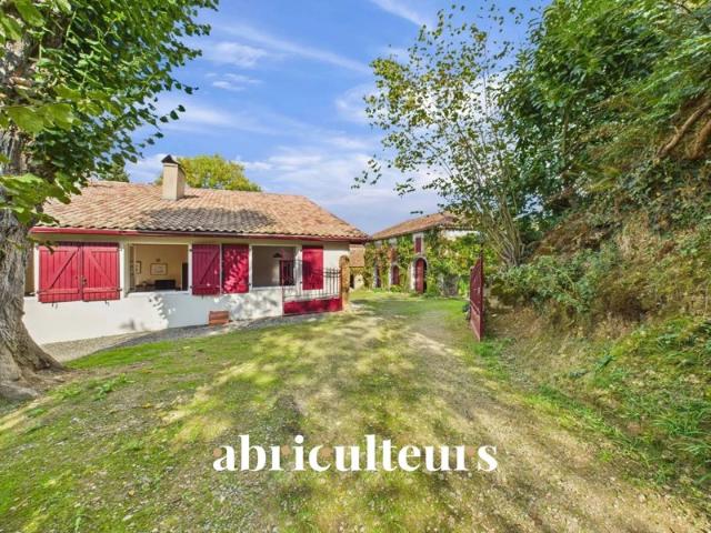 Propriété de caractère – plus de 200 m² habitables – Terrain de 7 600 m² avec piscine – Tilh