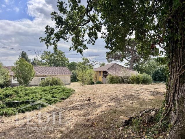 Propriété de caractère sur 2,5 ha avec vue, deux habitations. 200m² Castelnau d'Auzan Labarrère