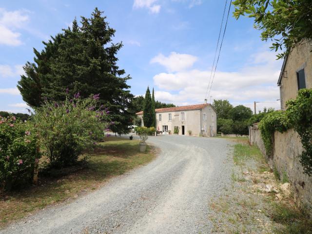 Propriété de caractère, salle événementiel et terrain de loisirs 5 ha