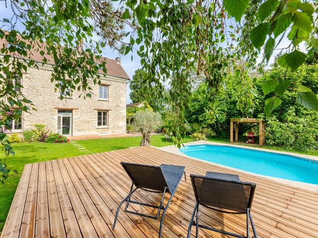 Propriété de caractère sans travaux avec parc paysager et piscine
