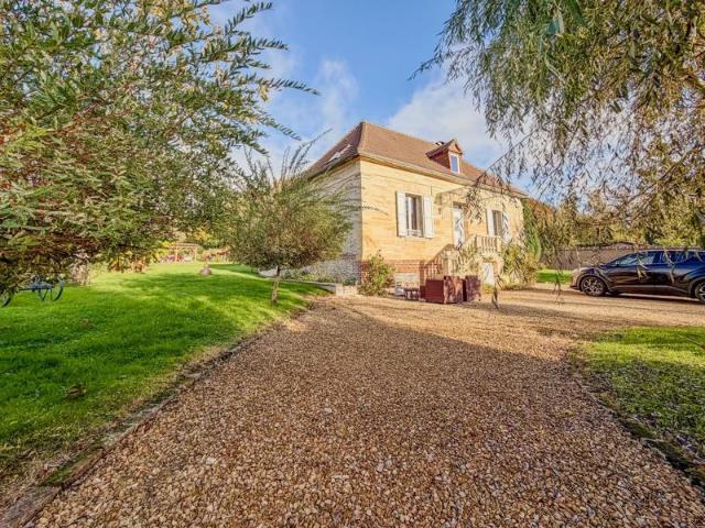 Propriété de caractère 1948 rénovée 164 m² tomettes, poutres, piscine dont dépendance autonome de 58 m2