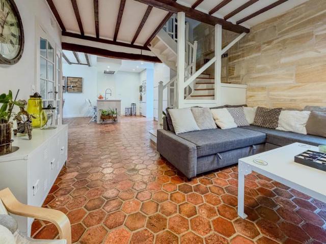Propriété de caractère 1948 rénovée, tomettes, poutres, piscine avec dépendance de 58 m2