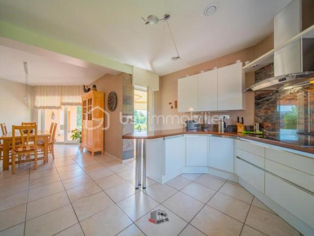 Maison d’architecte 290 m² – Parc paysager 8 000 m² – 5 ch – Entrée cathédrale – Secteur Boulay Moselle