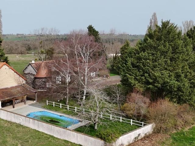 Propriete De Caractere ? 70 ha 300m² Viplaix