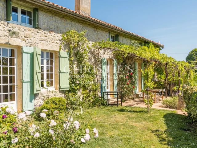 Propriété de charme nichée dans un écrin de nature, avec vue. 263m² Branne