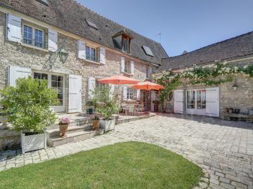 PROPRIETE DE CHARME AU COEUR DE MONTAINVILLE