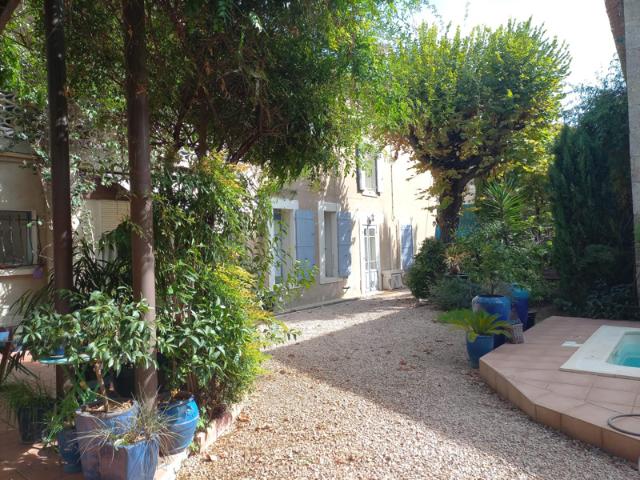 Propriété de charme avec 2 unités d'habitations, piscine, re