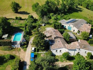 Propriété de charme avec gîte, piscine et dépendances sur 9000 m