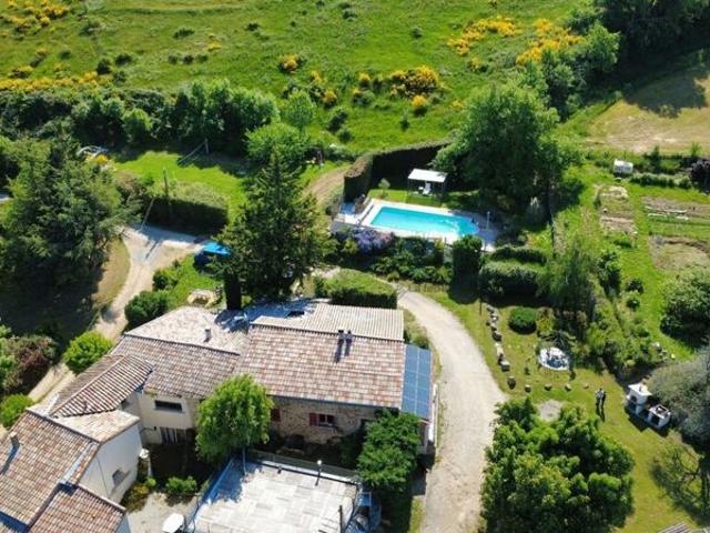 Propriété de charme avec gîte, piscine et dépendances sur 9000 m