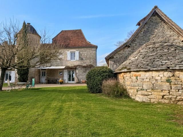 Propriété de charme avec dépendances et 7 hectares dans le lot