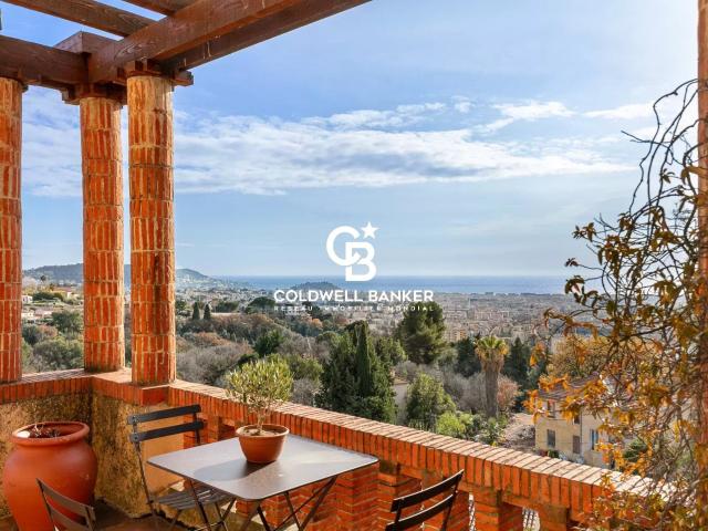 Propriété de charme avec piscine, vue mer et possibilités d’. 250m² Nice
