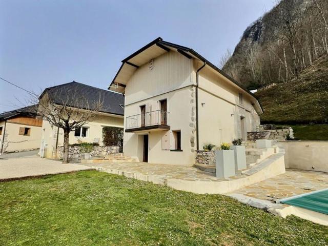Proche Chambéry ! Propriété de charme, avec piscine et gîte, composée de deux maisons indépendantes sur 2800m2 de terrain