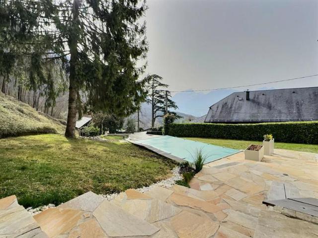 Proche Chambéry ! Propriété de charme, avec piscine et gîte, composée de deux maisons indépendantes sur 2800m2 de terrain