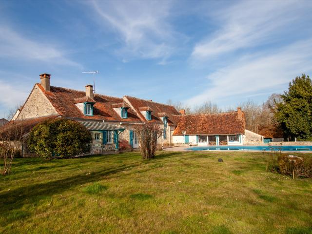 Propriété de charme avec piscine, dépendances et fort potent. 280m² Saint Denis de Jouhet
