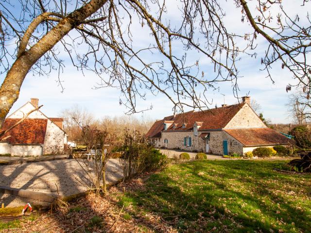Propriété de charme avec piscine, dépendances et fort potentiel près de Neuvy Saint Sépulcre