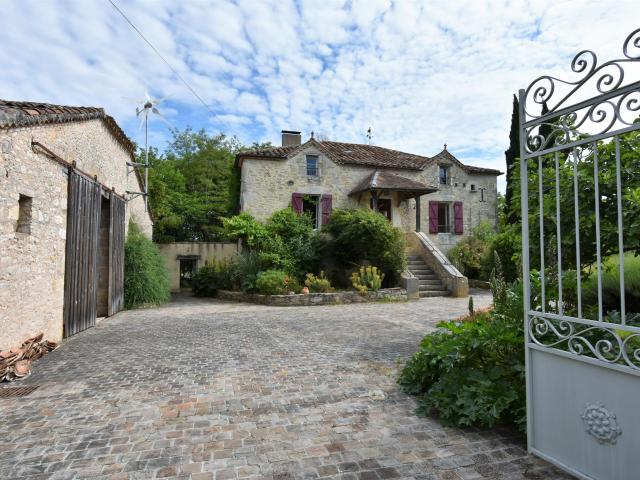 Propriété de charme avec piscine et maison d'amis 295m² Thézac