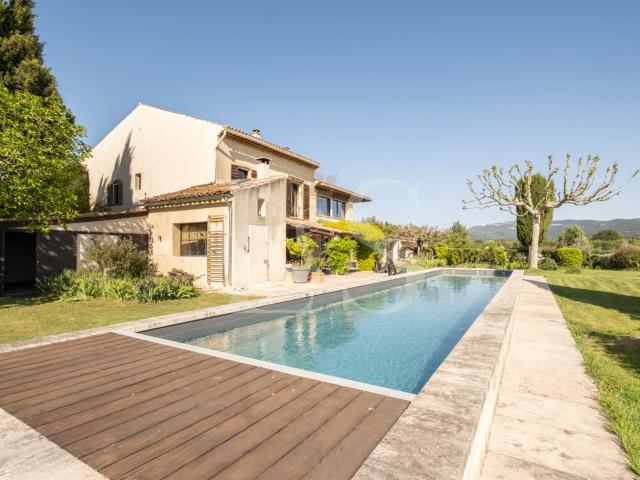 Propriété de charme avec vignes et dépendances au pied des D. 360m² Vaison La Romaine