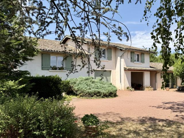 Propriété de charme de 243 m2 avec piscine, dépendances et grand jardin sur un terrain d'environ 2 600 m2
