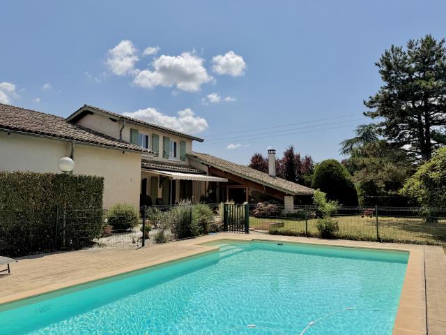 Propriété de charme de 243 m2 avec piscine, dépendances et grand jardin sur un terrain d'environ 2 600 m2