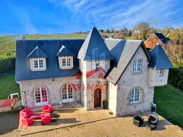 Propriété de charme de 216 m2 avec piscine et 2 dépendances. 216m² Chantilly