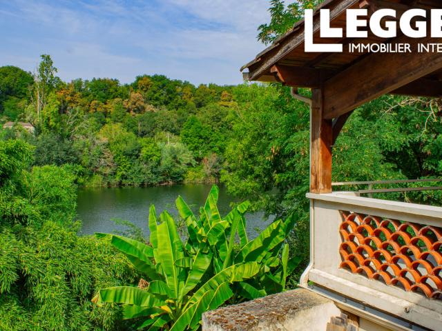 Propriété de charme en bord de rivière avec jardins matures, piscine et suite d’amis