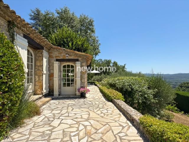 Propriété de charme en pierre avec vue panoramique exceptionnelle, piscine et art de vivre au cœur de Montauroux