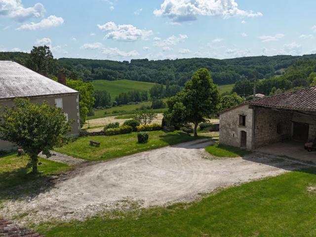Propriété de charme en pleine nature 2 maisons en pierre et. 387m² Hautefage la Tour