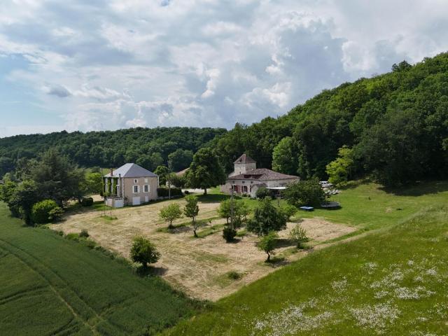 Propriété de charme en pleine nature avec gîte et dépendance. 387m² Hautefage la Tour