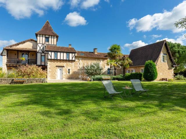 Propriété de caractère en pierre avec piscine et dépendances. 345m² Le bugue