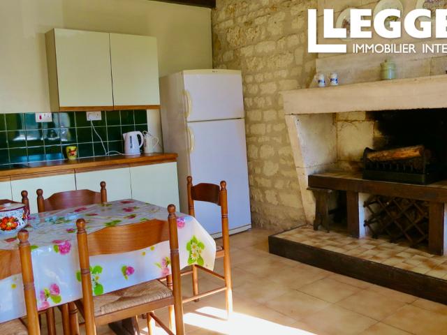 Propriété de deux maisons avec piscine et potentiel gîte près de Saint Savinien Charente Maritime