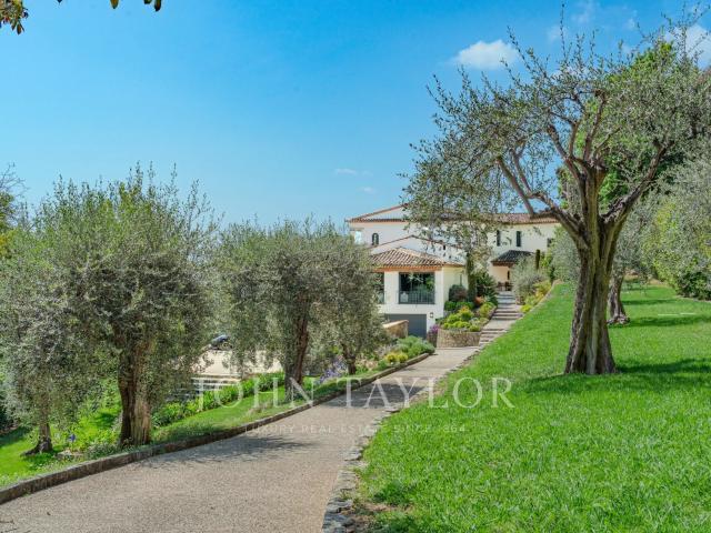 Propriété de haut standing avec vue panoramique à couper le. 730m² Châteauneuf Grasse